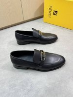 Fendi 芬迪 -高端品质 原单正装皮鞋 -鞋面：纳帕小牛皮、金属扣件横担 -内里：水染牛皮 -大底： 超轻真皮 橡胶；组合成型真皮大底 -超高品控 做工精细