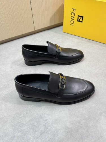 Fendi 芬迪 -高端品质 原单正装皮鞋 -鞋面：纳帕小牛皮、金属扣件横担 -内里：水染牛皮 -大底： 超轻真皮 橡胶；组合成型真皮大底 -超高品控 做工精细