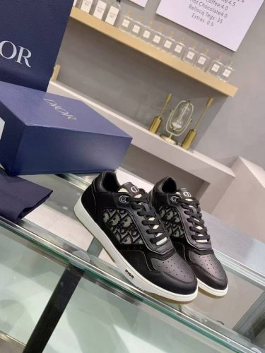 橙子出厂价p 男码+10 dior 迪奥 B27系列 运动鞋 滑板鞋 休闲鞋 情侣款 低帮# 这款运动鞋是该系列新品 延续经典款式 Cd Icon 造型的鞋带孔