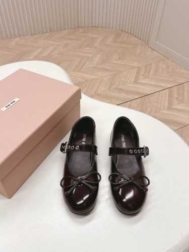 出 ，Miumiu 新款蝴蝶结皮带扣芭蕾舞鞋玛丽珍单鞋 秀场工艺来自Miu Miu系列的细节特写，新季的潮流要素，与此刻挚爱的概念，玛丽珍芭蕾舞传达现代风格~