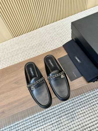 D&G Ariosto系列 男士半拖 以全新版本创意呈现。横杠链条d G金属logo标志性标牌装饰别具一格。 风格优雅考究，鞋面横带饰点缀 D-G 流苏扣造型徽 - 点击图像关闭