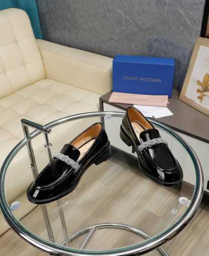 STUART WEITZMAN简称SW 春秋新品，气质女神款 独家上新！品牌畅销乐福鞋的华丽改造。手工镶嵌的水晶打造出奢华效果的编织细节，将经典男乐福鞋转变成一