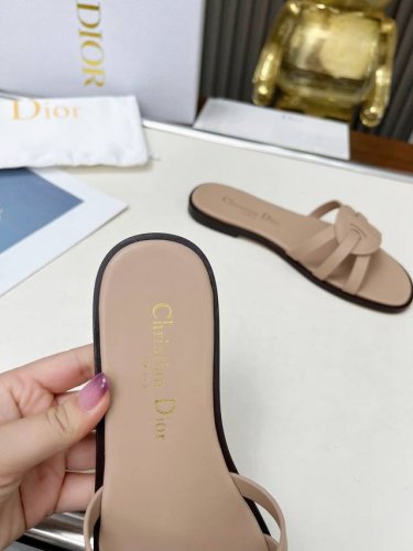春夏新款Dior D-Lane 迪奥凉拖一字镂空拖鞋 这款 D-Lane 凉拖彰显经典风格 展示镂空藤格纹图案 饰以金色饰面金属 Christian Dior