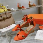 坡跟系列』 手掌纹出厂价 将经典延续 Hermès 坡跟凉鞋新配色 爱马仕的坡跟凉鞋是我见过最简约最耐看最有气质的！！！任何风格都能hold住，7cm高度轻松驾