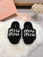 跑量款 A卷羊羔毛黑色 miumiu*爆款毛拖 2024新毛毛鞋 顶级品质 全新冰岛羊羔毛，双层皮毛一体鞋面舒适柔软，利落线条勾勒别致廓形，挥洒自信时髦。温柔配