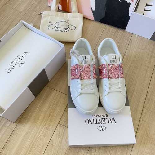 出厂 Valentino 华伦天奴顶级专柜 官网同步 独家首发 Valentino华伦天奴 情侣限定 专柜新配色 小红书热搜新款 同款明星穿搭 原版开模 代购版