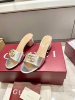 25s春夏新款Gucci镶钻双G扣中跟拖鞋 露趾拖鞋这款露趾凉拖鞋采用皮革制作，巧妙运用方形圆头和粗跟等设计元素演绎时尚复古风范。典藏的双G镶钻扣细节令人联想起