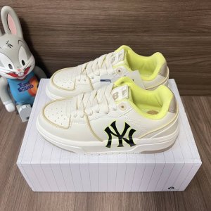 顶级版本Mlb纽约洋基队独特魅力自由灵动耐磨增高低帮板鞋男女同款白黄。 码数：35-45码 编码: 3Asxca12N-50Bgs 全套得物包装：毒卡 毒扣 棉