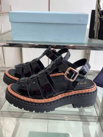 330Prada 普拉达 25Ss春夏新款 厚底 罗马 凉鞋 简单的设计大概就是它最让人喜欢的点 不是烂大街的那种 很有自己的品牌个性 面料：采用原版小牛皮 内 - 点击图像关闭