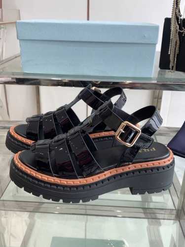 330Prada 普拉达 25Ss春夏新款 厚底 罗马 凉鞋 简单的设计大概就是它最让人喜欢的点 不是烂大街的那种 很有自己的品牌个性 面料：采用原版小牛皮 内