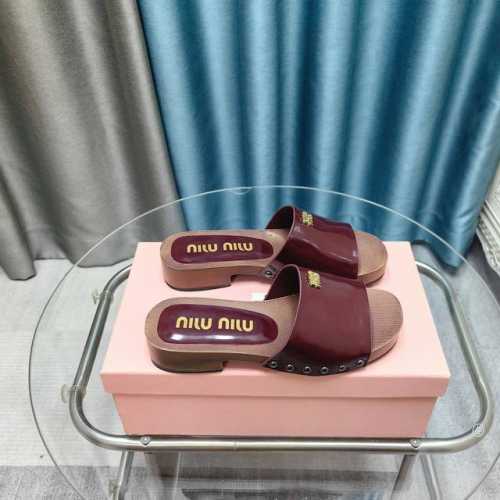 MiuMiu缪缪春夏秀款拖鞋 25秀款出镜率最高单品 简约鞋面金色miumiu字母logo非常的醒目 袜子10四个色可选 搭配半脚袜饰以装饰，显得格外的好看时髦