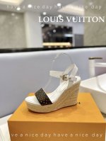 价格 Louis Vuitton 2024 走秀 款厚底凉鞋 香港原版购入一比一开模 今年的款式比去年增加了老花原素 显得更为大牌 老花元素面款 内里垫脚全羊皮