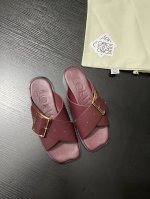 LOEWE拖鞋这双LOEWE拖鞋，酒红色超显气质，交叉皮带配金色大扣，高级感拉满。一脚蹬方便又时髦，出街秒变焦点 。鞋面小牛皮 内里牛皮 真皮大底 35-39