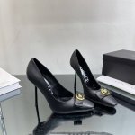 圆头 Versace 范思哲蝴蝶结金属扣跟高跟鞋 美丽的杀手鞋，优雅与朋克交织，青春的叛逆自在脚下，这双鞋设计蝴蝶结和铆钉完美中和，气质拉满，搭配牛仔裤、短裤、