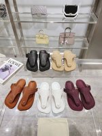 LOEWE罗意威 最新王炸爆款情侣款罗马拖鞋系列 巴黎时装周走秀款设计大胆奢华，时尚工艺与品牌融合创造出一款完美艺术单品 ，鞋子很轻便，逛街暴走零压力，配裙子裤