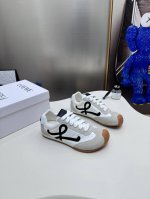 出厂： ，扣子配件+15 Loewe罗意威二代Ballet Runner升级2.0给足界一些震撼，2025早春Ballet Runner 2.0芭蕾运动鞋阿甘鞋