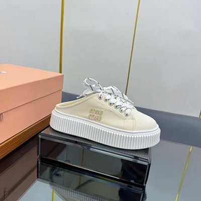 miumiu25Ss春新款 厚底饼干鞋 最新走秀款，经典升级 舒适度与时髦度并存 每个颜色搭配都好看，设计搭配不同风格需求 鞋面：原版定制布 内里: 原版定制羊
