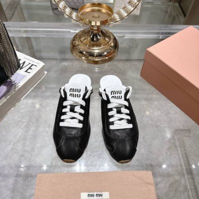 出厂 Miu Mi* 25Ss早春新款德训包头拖鞋 官网同步高版本！原版牛皮面料搭配精致芽边，每一寸皮质都透着低调的奢华感，穿上就是 不刻意的高级 。 可调节绑