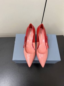 Prada 25ss 早春新款绝美尖头跟鞋 时尚界久违的极简之美经典时尚配色 毫不费力的优雅风来袭 时髦 精致 绝美 包头尖头 开边珠外穿时尚气质简约新款日常拖