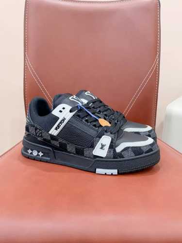 冲量价: 已认证 路易威LVTRAINE 运动鞋Virgil Abloh 马卡龙系列从复古篮球鞋汲取灵感，打造备受青睐的LVTraine运动鞋。此款鞋履为粒面牛