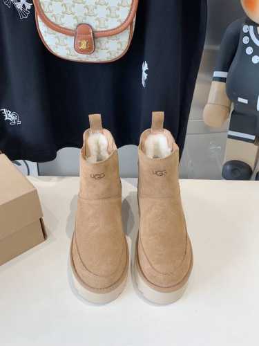 出厂价 UGG女神必备-厚底松紧鞋上线啦 UGG秋冬新款四叶草厚底鞋上市 颜色:经典栗色 黑色 鞋底厚5.5厘米 显高挑更易搭配 翻毛皮的材质 更贴合脚背 舒适