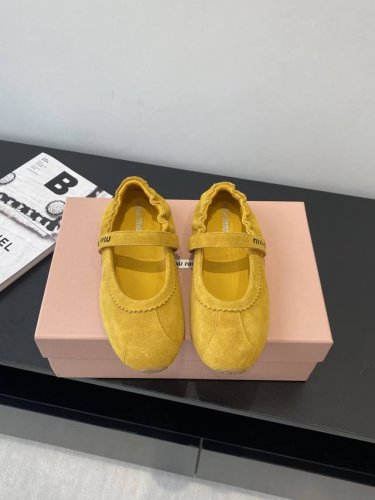 Miu Miu 缪缪 25Ss新款 芭蕾跳舞鞋 鞋面设计立体豆豆绣简单很随意不羁 复古颜值满分 又能体现单宁美感 整双鞋子设计简约时尚 上脚非常轻便而且百搭码数