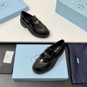 情侣款 女 男20 漆皮 PRADA 普拉达走秀新品三角标松糕鞋！小皮鞋、乐福鞋上脚无敌好看简直万种搭配，随意穿搭拿捏的稳稳的，hold的各种穿搭场合简直就是夏