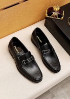 商品商标：Prada 普拉达 休闲皮鞋 正码码数: 38-44 45订制 商品材料：精选 进口头层小牛皮鞋面+原版五金扣，进口水染牛皮内里。强烈立体视觉效果，原