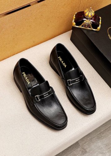 商品商标：Prada 普拉达 休闲皮鞋 正码码数: 38-44 45订制 商品材料：精选 进口头层小牛皮鞋面+原版五金扣，进口水染牛皮内里。强烈立体视觉效果，原