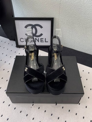 Chanel新款早春凉鞋 高版本出货 各大社交平台热门晒图 质感上脚是非常柔软舒服的 原版进口绸缎鞋面 混种羊皮垫脚 意大利真皮大底 Size：35-39 40