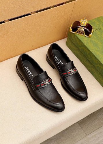 商品商标：Gucci 古驰 休闲皮鞋 正码码数: 39-44 38.45.46订制 商品材料：精选 进口头层荔枝纹小牛皮鞋面+奢华五金扣，进口羊皮内里。强烈立体