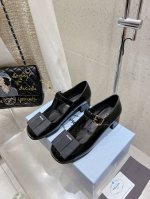 顶级版本 prada 普拉达 25Ss早春新款 经典圆头玛丽珍 单鞋 蛮复古暗黑系的一款玛丽珍 颜值和舒适度这块都把我吃的死死的！ 可盐可甜的娃娃头设计 透着满