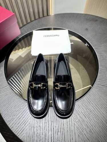 Ferraga*莫卡辛鞋集新颖鞋型、上乘材质与精湛细节于一体，进口牛皮 脚背点缀金色Gancio扣饰，焕现奢华风采。发泡鞋底质感柔韧 轻便 Size 39-44