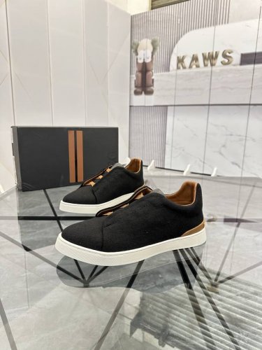 商品商标：杰尼* 杰尼亚* 低帮休闲鞋 一脚蹬 正码码数: 38-45 商品材料：鞋面进口羊毛绒，牛皮内里，牛皮垫脚，原版大底。