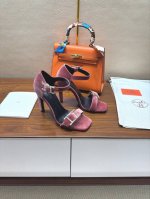 经典延续 Hermes 爱马仕经典H高跟凉鞋系列时尚经典又百搭 超级舒服 历时半年拆卸原版开发 匠心精神 每个细节都做到极致 设计简约流畅 打造时尚经典柔美造型