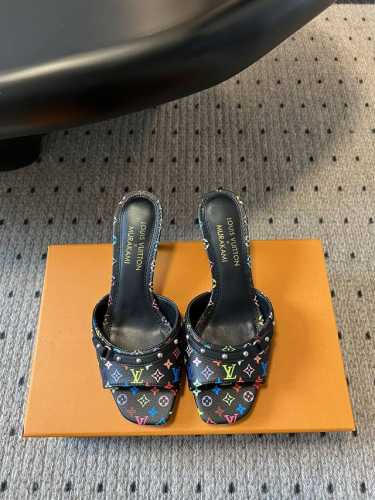 顶级版本 Louisvuitton 25Ss春夏新款 黑白三彩猫跟平底凉拖 很难不怀疑是不是借鉴了唐朝的唐三彩作为基础 创新成Lv经典标志Logo 采用彩色以及