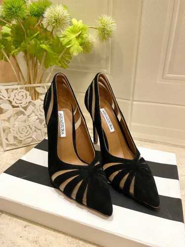 Aquazzura 菠萝女士镂空高跟单鞋 这款鞋采用真皮蕾丝镂空工艺制成，简单大方 蕾丝搭配设计使鞋子更有女人味，适合派对的设计适用各种套裙，于连衣裙晚礼服，夜