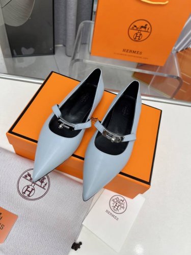 P330， 2025顶级产品Hermes爱马仕新款真正的手工鞋，纯手工打造，必须收藏的单品！度假搭配神器！我们对精品的追求永远只要最好！不要将就！舒适及原创精神