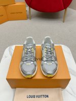实价： 情侣款 Lv 路易威L家 驴牌 最新Olympia系列 情侣款 银角大王 休闲 运动鞋 跑鞋 本款 Lv Olympia 运动鞋融合网格面料与金属质感合