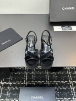 chanel~~夏季款防水台粗跟凉鞋~~鞋面采用了羊京刺绣，脚感舒适，时尚百搭 1鞋面：进囗羊皮 绸缎 2内里: 混种羊皮 3大底：原版开模意大利真皮大底 4鞋