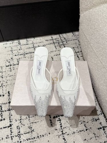 jimmy Choo 吉米周 25 最新 网纱烫钻 小方头拖 同步专柜 没有阳光都闪到爆上脚真心美翻了，这双鞋采用的都是比较轻的材质，透气性和舒适度相当好，特殊