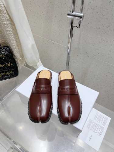 Maisom Margiela Mm6马吉拉经典分趾半拖 这双热度超高的单品 必须人手一双入手了 不能错过的单品 炸裂了 独家原版购入开发 不能错过的一款 鞋面
