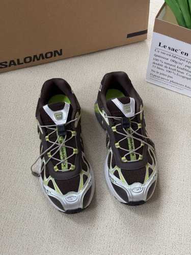 顶级版本萨落蒙代购级别Mm6针织Salomon 联名款半拖鬼才设计师品牌，一个轻奢品牌上脚很百搭哦，也很随脚舒适，这一款德国训练鞋延续了经典的T形真皮拼接设计，