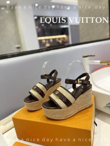 出厂 Loui*Vuitton 最新走秀款厚底凉鞋 香港原版购入一比一开模 今年的款式比去年增加了新原素 显得更为大牌 皮面款采用原版树膏皮牛皮 内里垫脚全羊皮