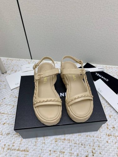 出厂 高版本 香奈儿春夏新款厚底坡跟链条凉鞋 鞋身全是特定羊皮材质 经典的搭配 真的超级有个性 复古又时髦 无论搭配裤子卫衣或裙子都超级搭 怎么穿怎么好看 si