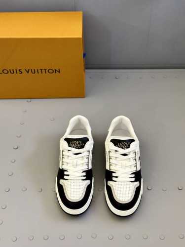 驴家 新配色 男士Trainer运动鞋，本款 Lv Trainer 运动鞋取材柔软粒面小牛皮，呈现纯净色调，后部#54标识追溯品牌诞生于1854年，设计师手写体