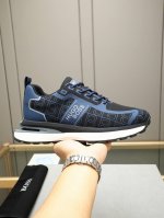Boss 沉稳内涵儒雅的品味无法言喻的开启时尚鞋履的旅程从容应对各种场合！大牌的气势不言而明！上脚舒适大气！ 材料:头层牛皮滴胶透气网里高温耐磨发泡大底，时尚必