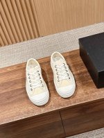 360 香奈儿隐藏款休闲小白鞋 Vintage感满满，中古复刻款Get啦 小白鞋适配春夏，黑白拼接就很Chanel。配合袜子就很复古学院的感觉。全套包装配白色飞