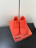 Marnix Hoka联名款泡芙面包运动鞋 marni与 Hoka 携手推出的全新联名合作款 Bondib3 将时尚与运动完美结合 这款鞋不仅在设计上独具匠心