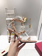 Valentino专柜新品给大家推荐一款 网红街拍都爱搭配的腔调单品哦~ 跟着时尚达人的步伐来走准没错！搭配上简单或时尚款的衣服穿，鞋面镂空设计搭配V家经典铆钉